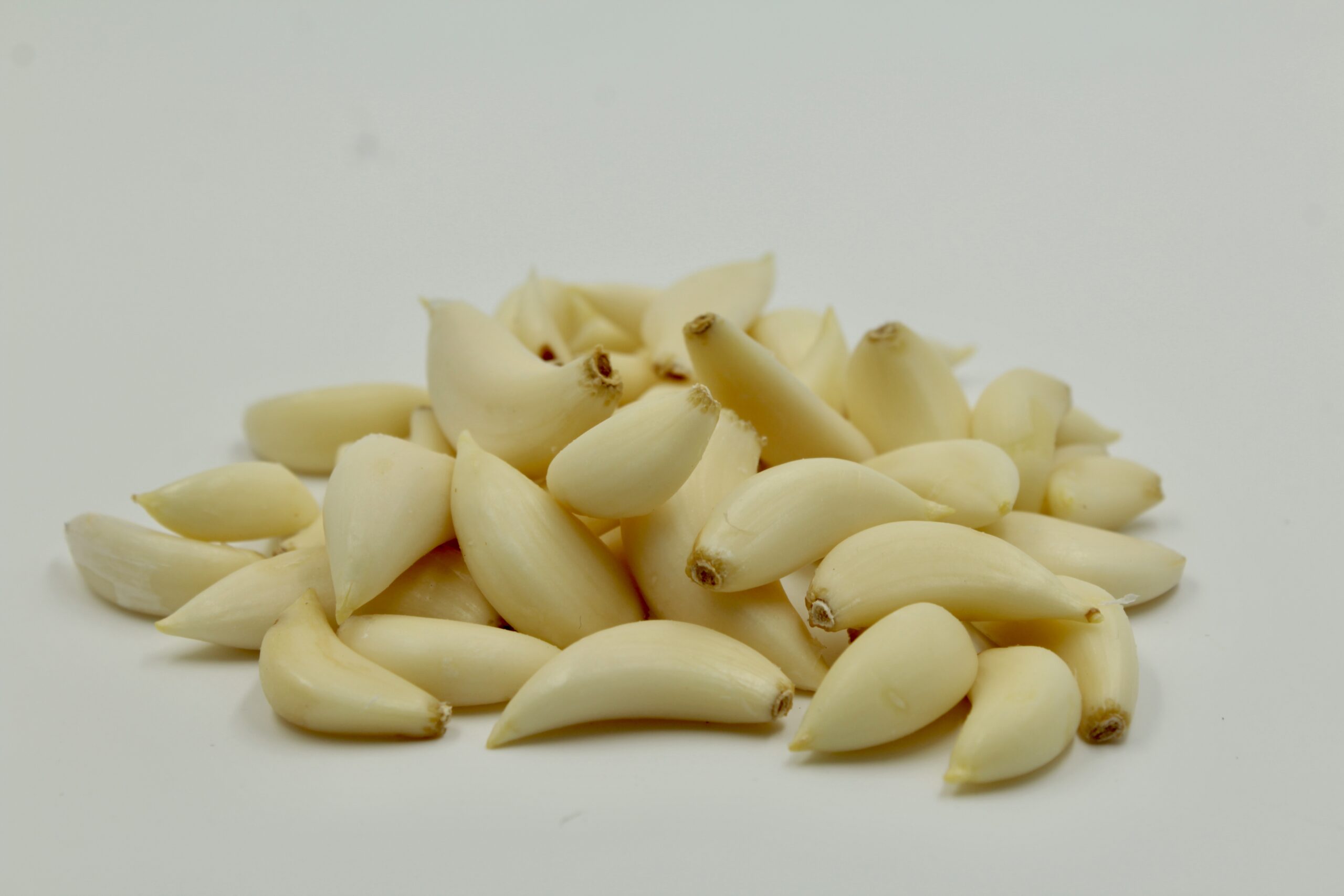 Fresh peeled garlic cloves - premium quality, hygienic, ready to use